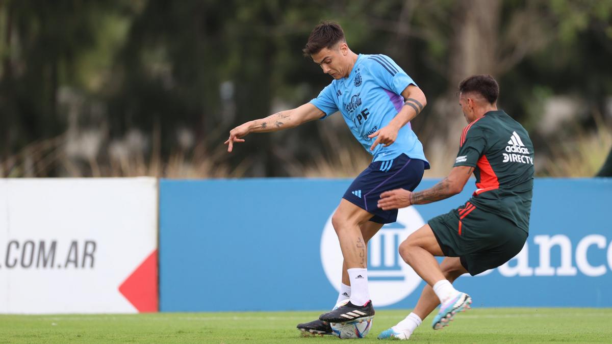 Dybala intenta escapar con la pelota Foto TWArgentina