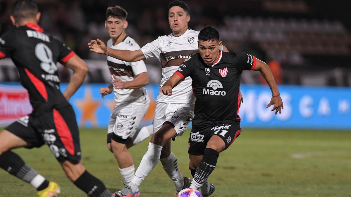 El delantero Maximiliano Zalazar marc el gol agnico para la victoria del Calamar Foto Julin lvarez 