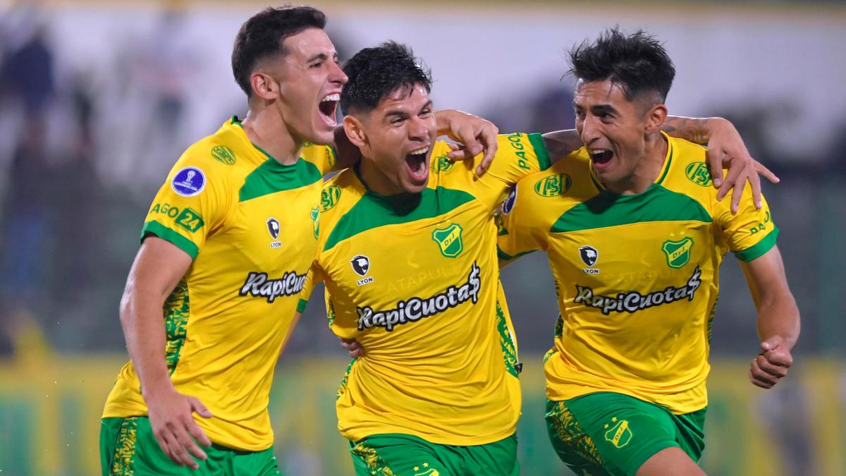 Santanna festeja su golazo el de la apertura del marcador en Florencio Varela Foto Julin lvarez