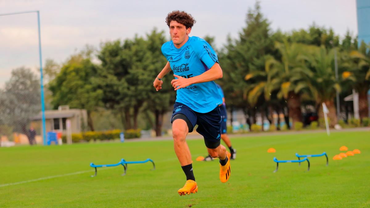 El plantel Albiceleste viaja este jueves a Santiago del Estero para el debut mundislista del sbado Foto TWArgentina
