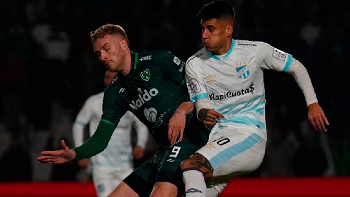 Nicols Romero rechaza fuerte y con todo ante la presencia del delantero de Sarmiento Luciano Gondou Foto TW ATOficial