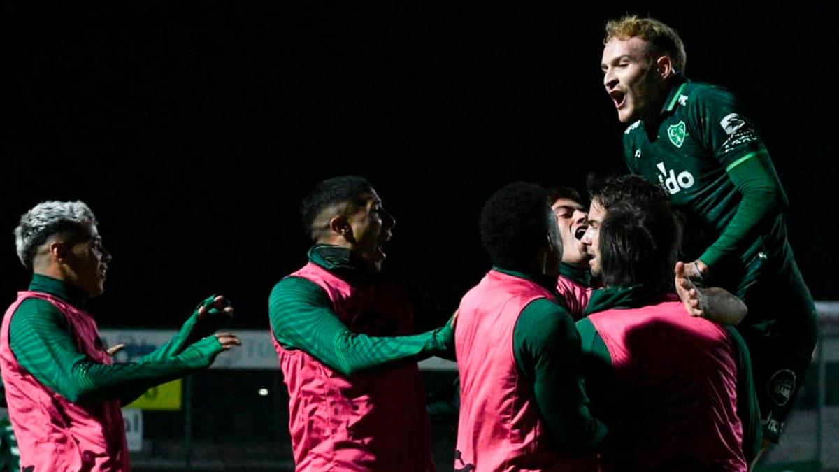 Gabriel Daz festeja con los suplentes su gol el tercero de la victoria de Sarmiento ante Atltico de Tucumn Foto TW CASarmientoOf
