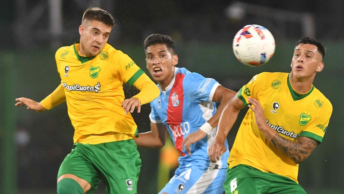 Arsenal y Defensa se enfrentan en Sarand Foto Alfredo Luna