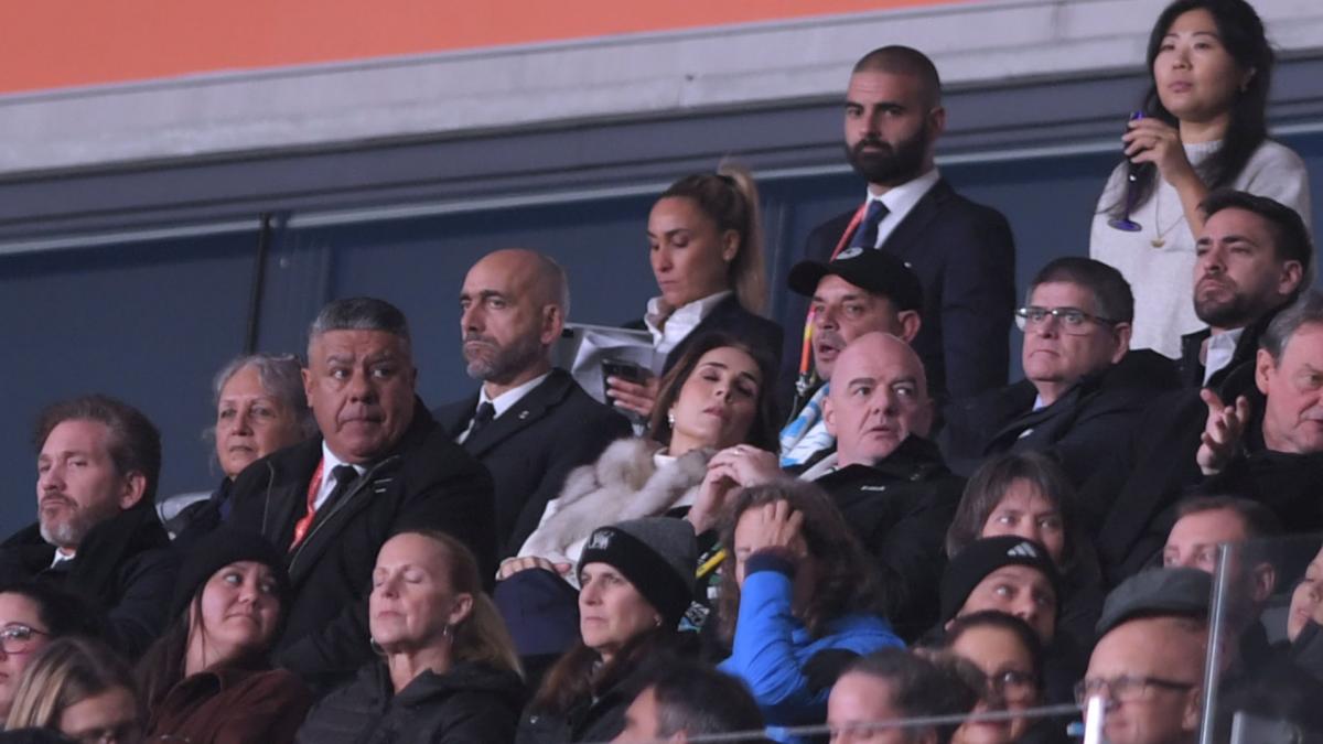 Gianni Infantino este lunes junto a Claudio Tapia en el debut de Argentina Foto Julin Alvarez