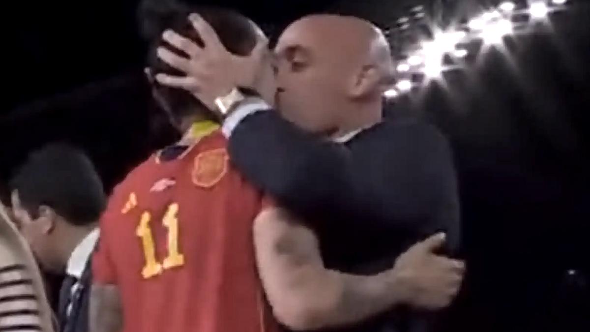 Luis Rubiales dando el polmico beso a Jennifer Hermoso